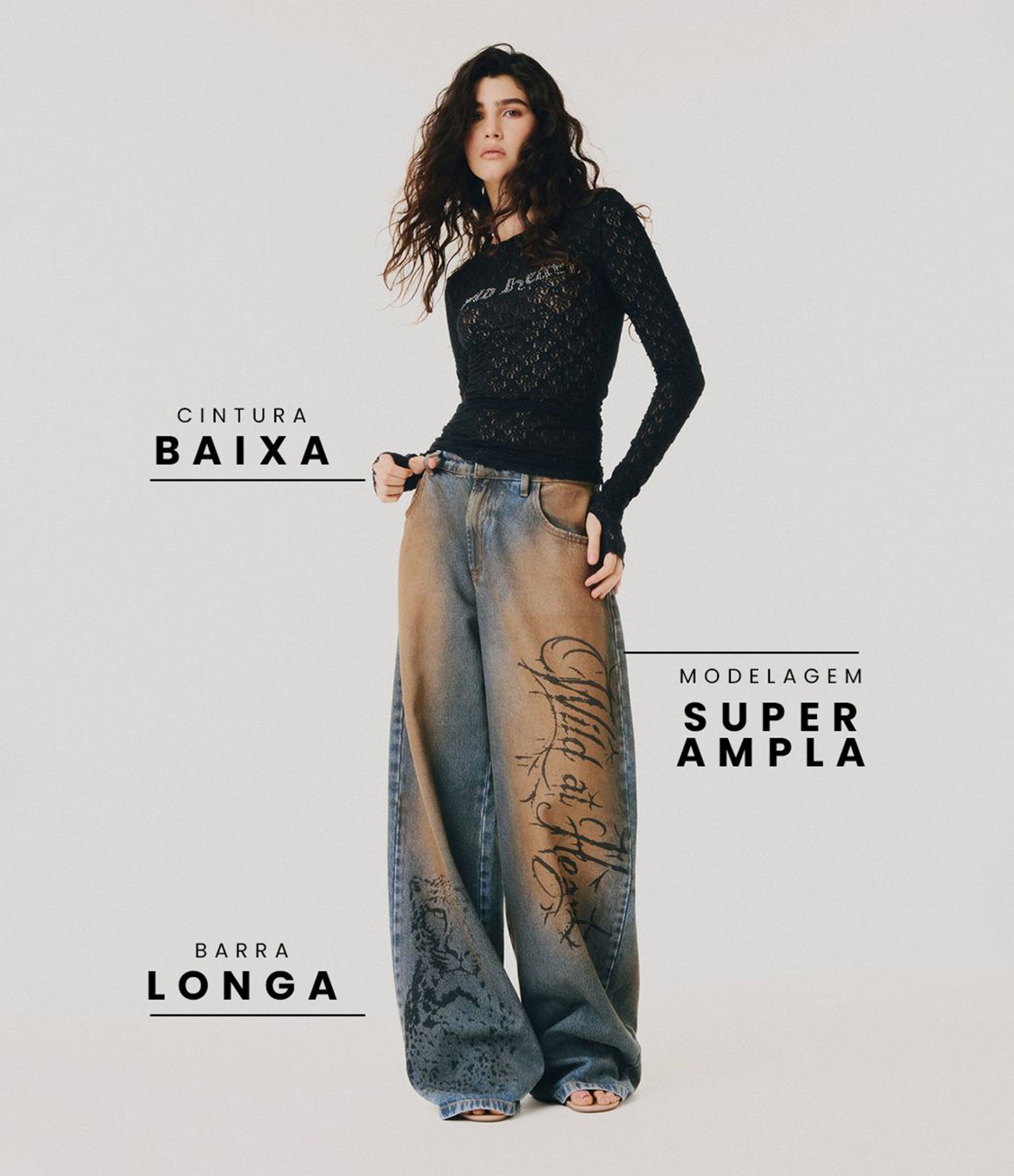 Calça Baggy em Jeans com Efeito Dirty e Estampa em Lettering Azul Médio 1