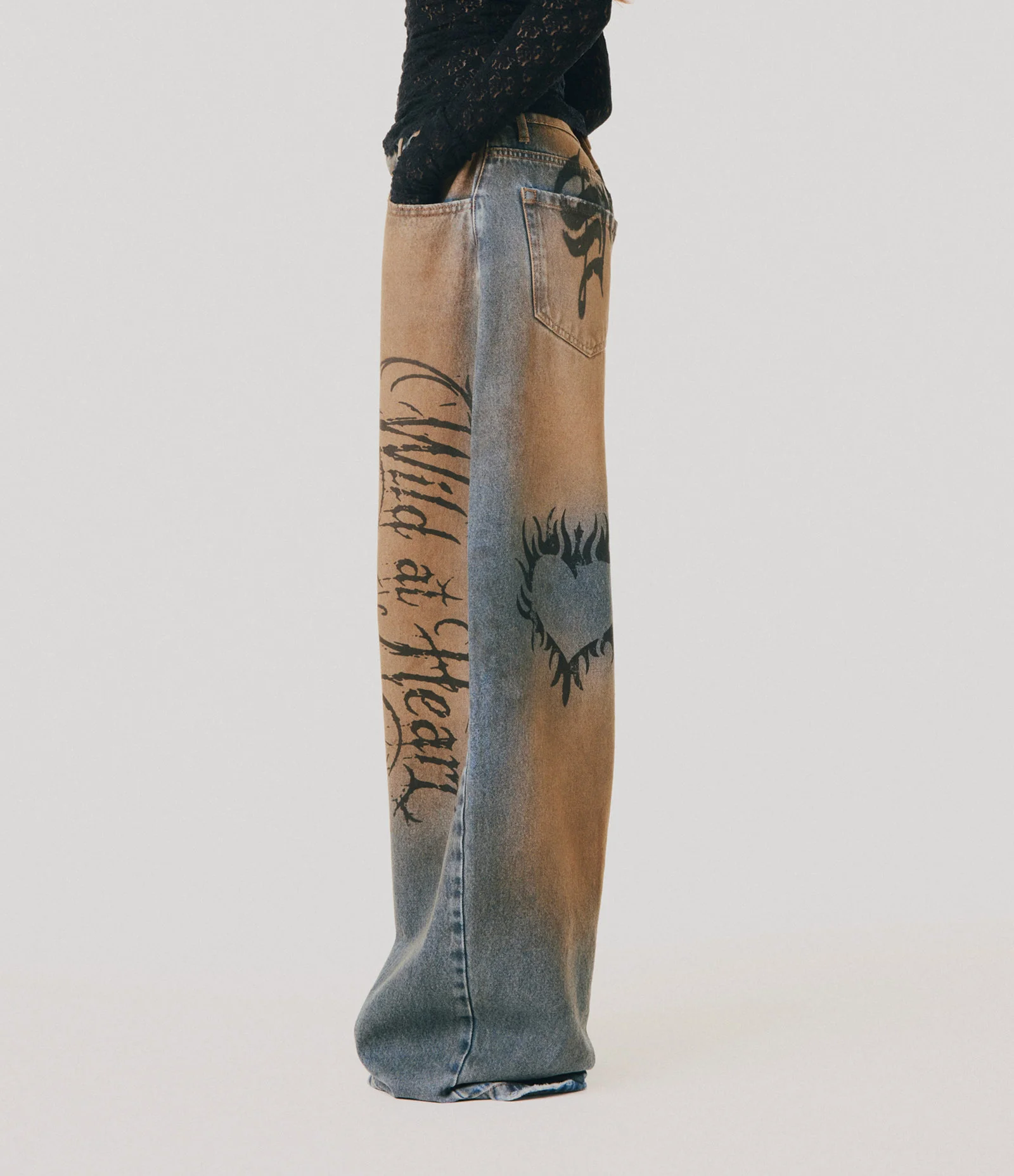 Calça Baggy em Jeans com Efeito Dirty e Estampa em Lettering Azul Médio 2