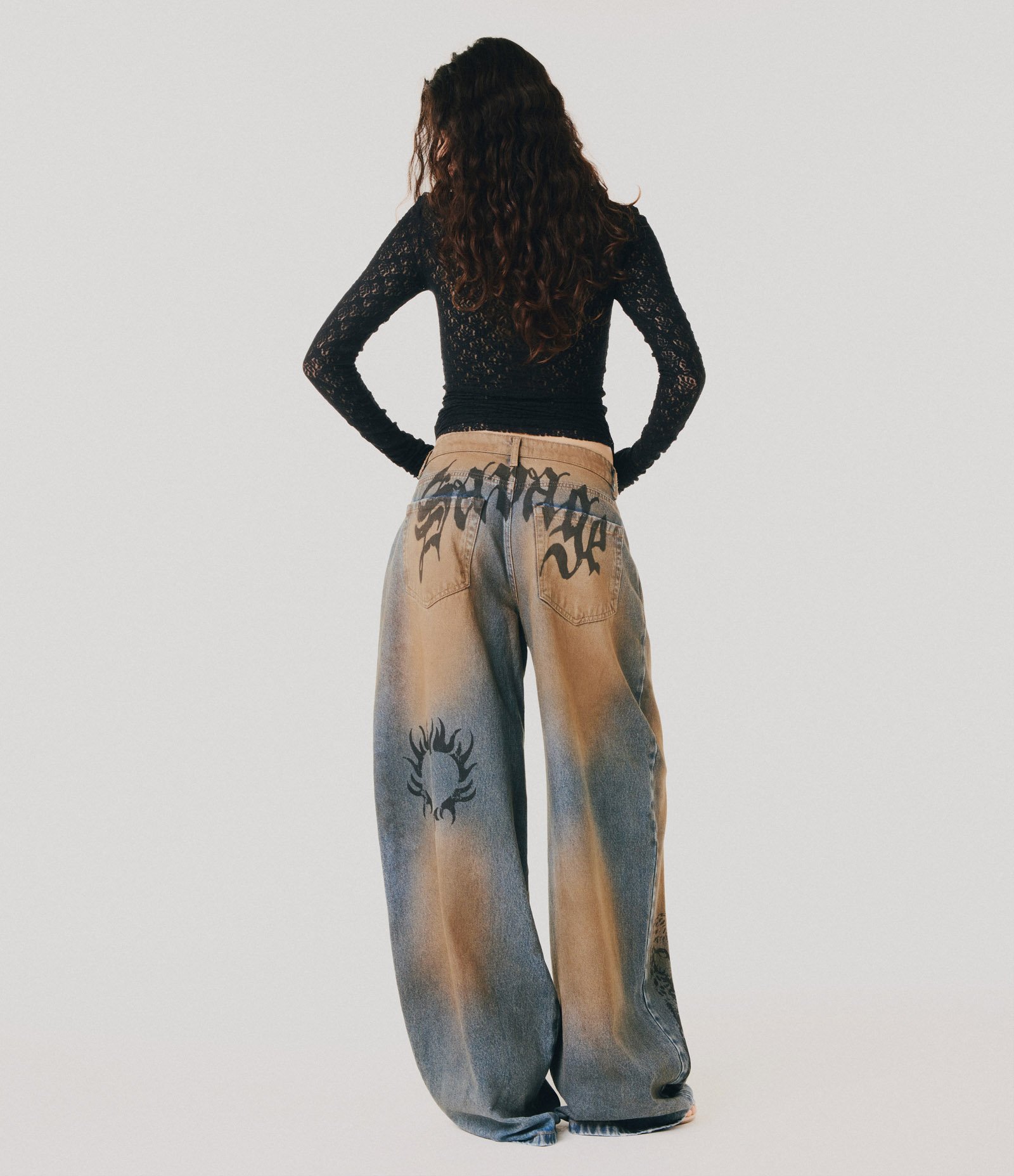 Calça Baggy em Jeans com Efeito Dirty e Estampa em Lettering Azul Médio 3