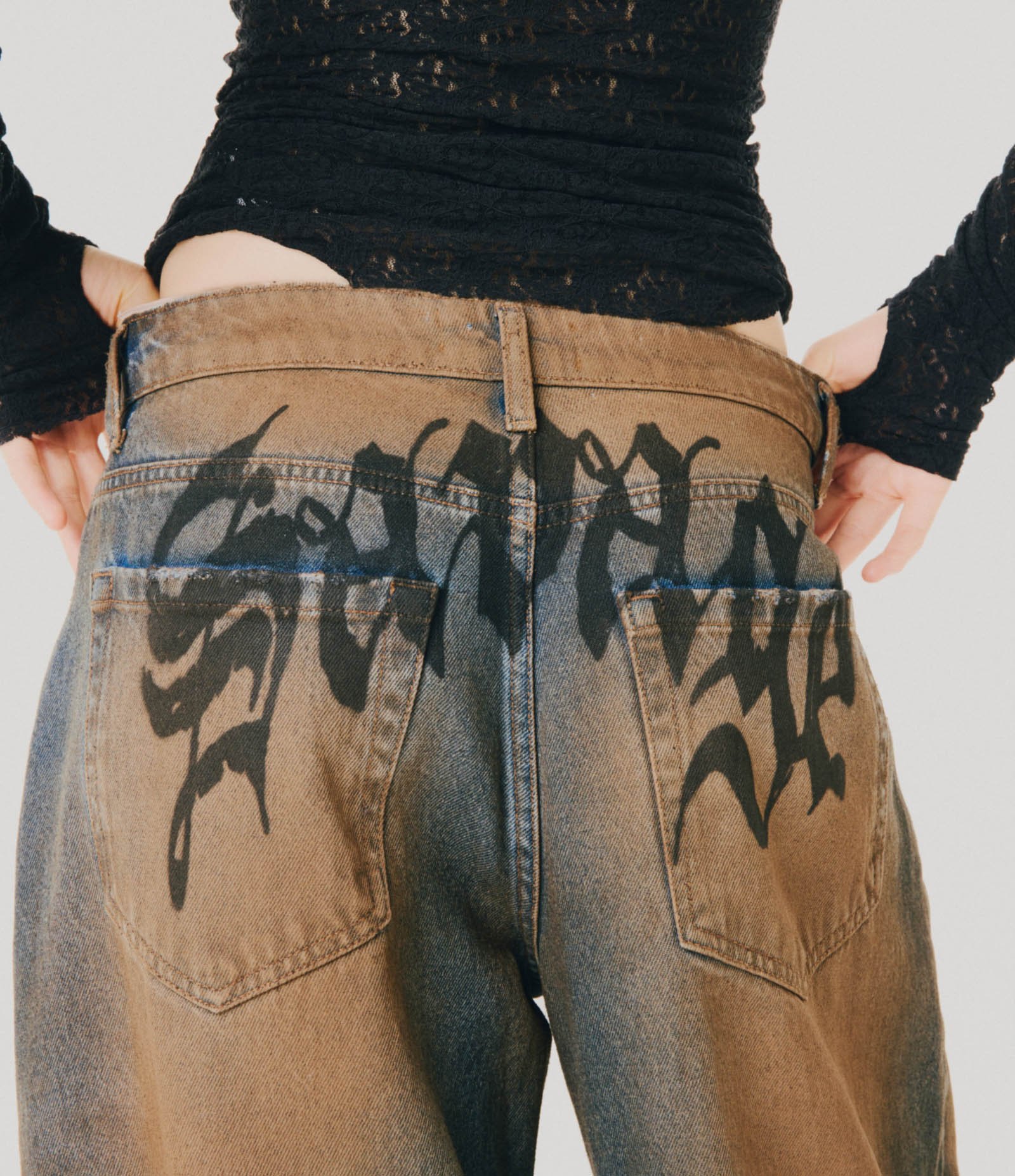 Calça Baggy em Jeans com Efeito Dirty e Estampa em Lettering Azul Médio 4
