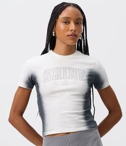 Camiseta Baby Tee com Lettering Shine em Brilho e Detalhe Lateral Contrastante