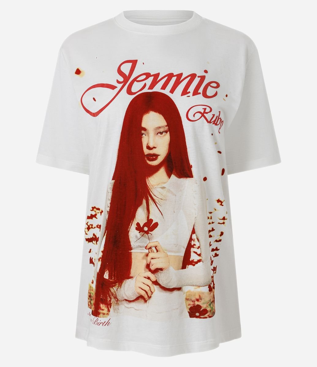Camiseta em Algodão com Estampa Jennie Ruby com Lettering Branco