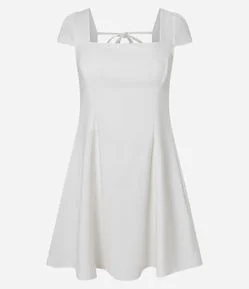 Vestido Curto com Decote Reto e Costas com Amarração