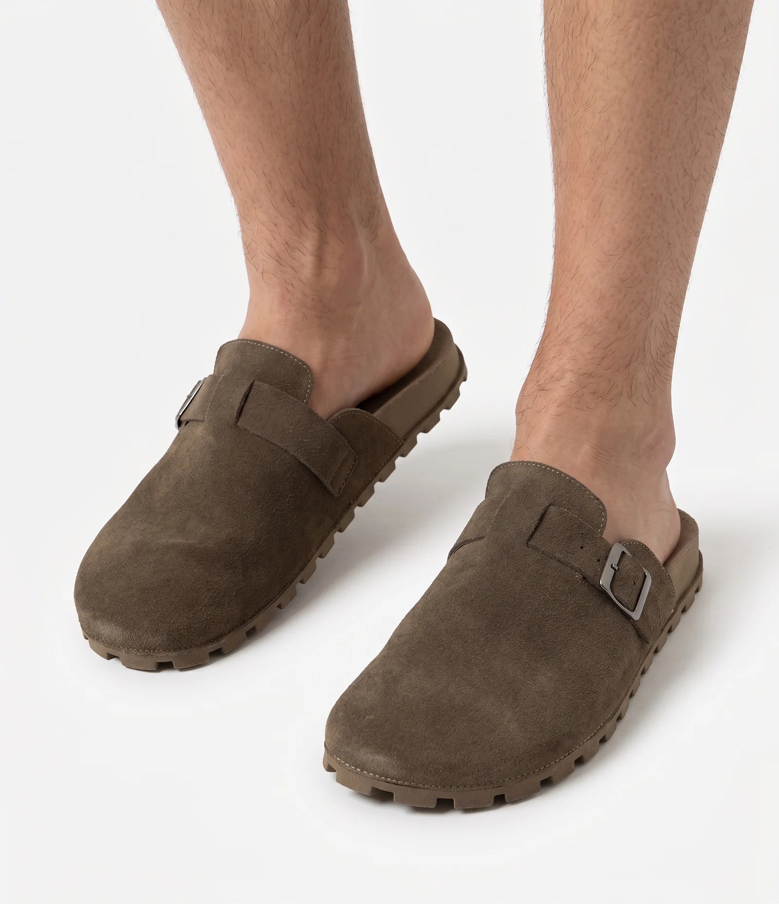 Chinelo Mule em Couro Camurça com Fivela Verde 2