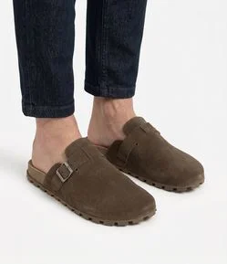 Chinelo Mule em Couro Camurça com Fivela