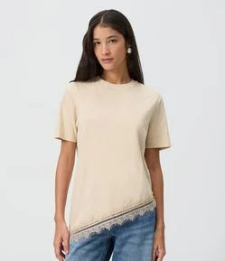 Camiseta Alongada em Algodão com Barra Assimétrica Rendada