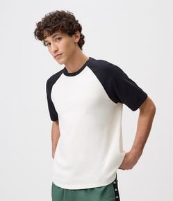 Camiseta Regular em Algodão com Manga Raglan Contrastante