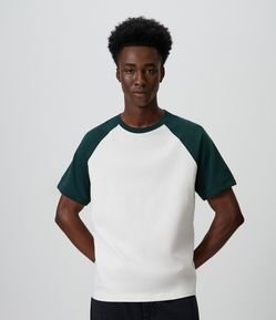 Camiseta Regular em Algodão com Manga Raglan Contrastante