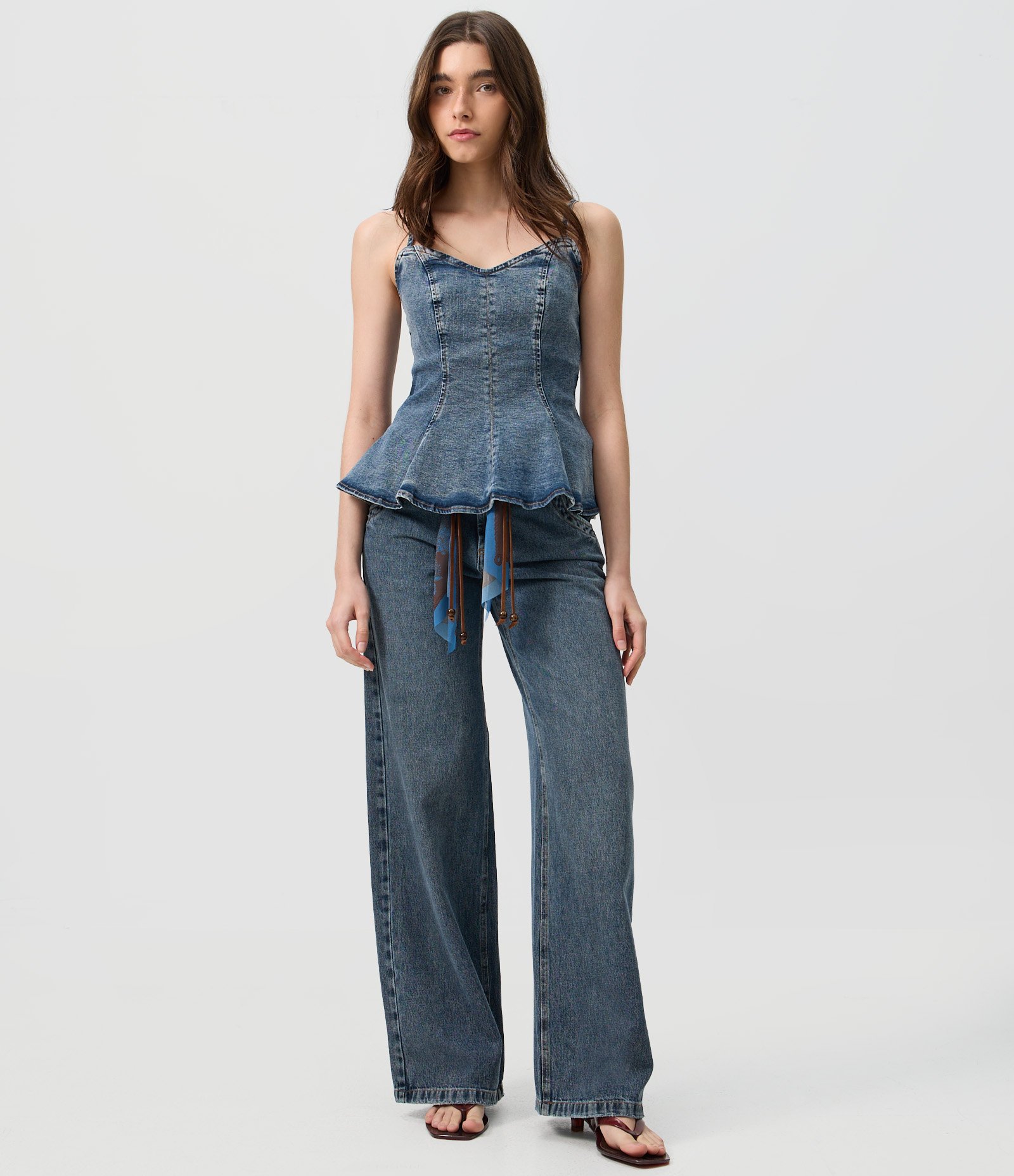 Blusa Slim em Jeans com Decote Coração e Alças Finas Azul 2