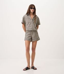 Short Evasê em Sarja com Estampa Xadrez Vichy