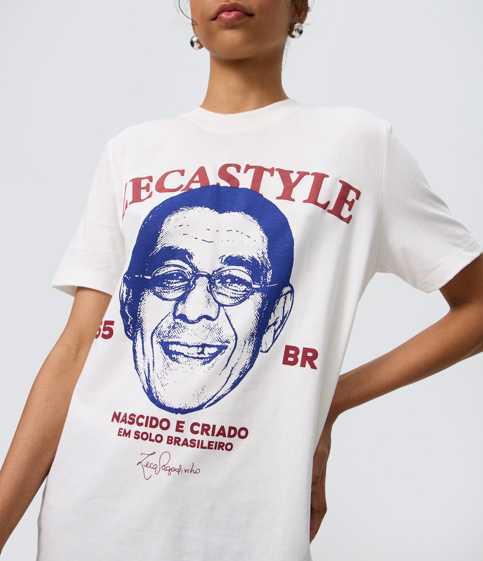Camiseta em Algodão com Estampa Zeca Pagodinho com Lettering Posterior Branco 3
