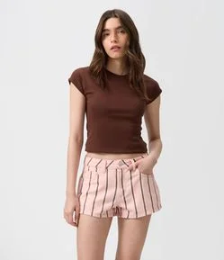 Short em Sarja com Pregas Frontais e Estampa de Listras