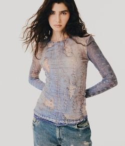Blusa em Tule com Estampa Jeans com Alfinetes
