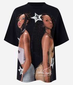 Camiseta Boxy com Estampa Tasha & Tracie e Lettering nas Costas