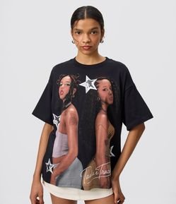 Camiseta Boxy com Estampa Tasha & Tracie e Lettering nas Costas