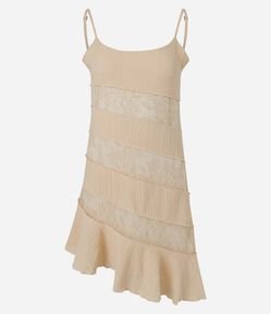 Vestido em Renda com Recortes Assimétricos e Barra com Babado