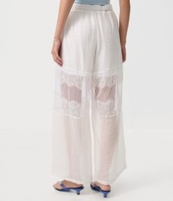 Calça Aladim em Viscolinho com Recortes de Renda