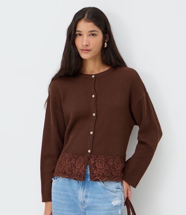 Cardigan em Tricô com Detalhe de Renda na Barra Marrom