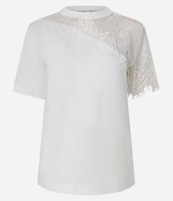 Camiseta em Algodão com Aplicação de Renda Floral