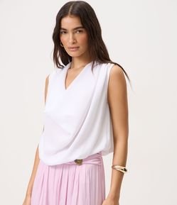 Blusa em Crepe com Decote Degagê e Ombros Franzidos