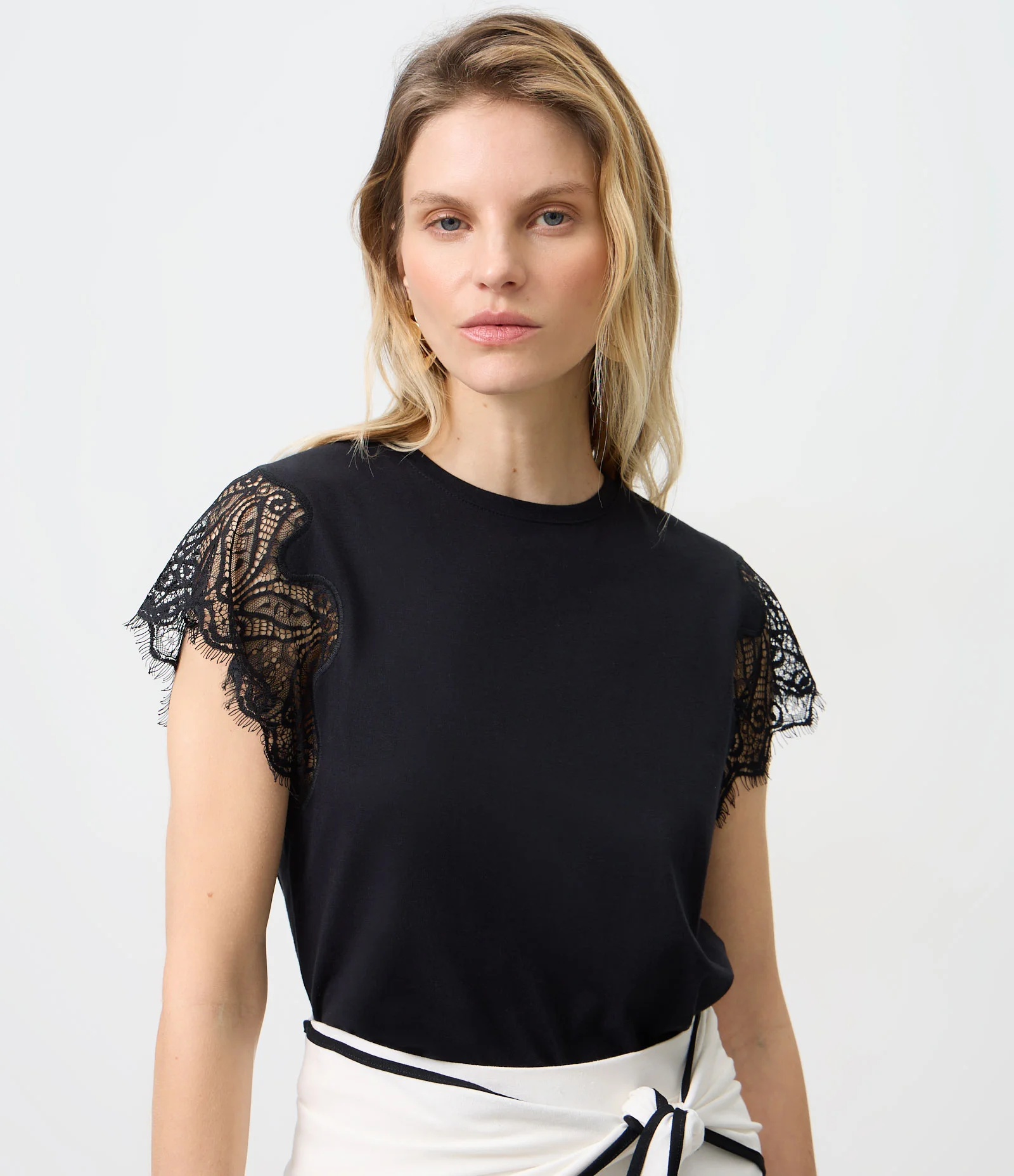 Blusa Slim em Algodão com Mangas em Renda Preto 1