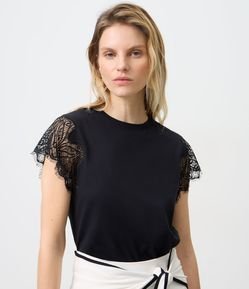 Blusa Slim em Algodão com Mangas em Renda