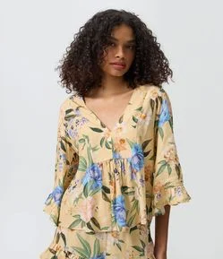 Blusa Floral em Viscolinho com Decote V e Babados nas Mangas