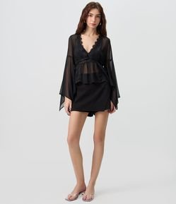 Blusa Bata Assimétrica em Chiffon com Renda Contrastante
