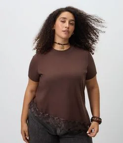 Blusa Manga Curta com Renda Irregular na Barra Curve & Plus Size