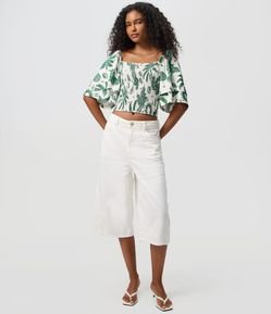 Blusa Cropped com Estampa Tropical e Corpo Franzido