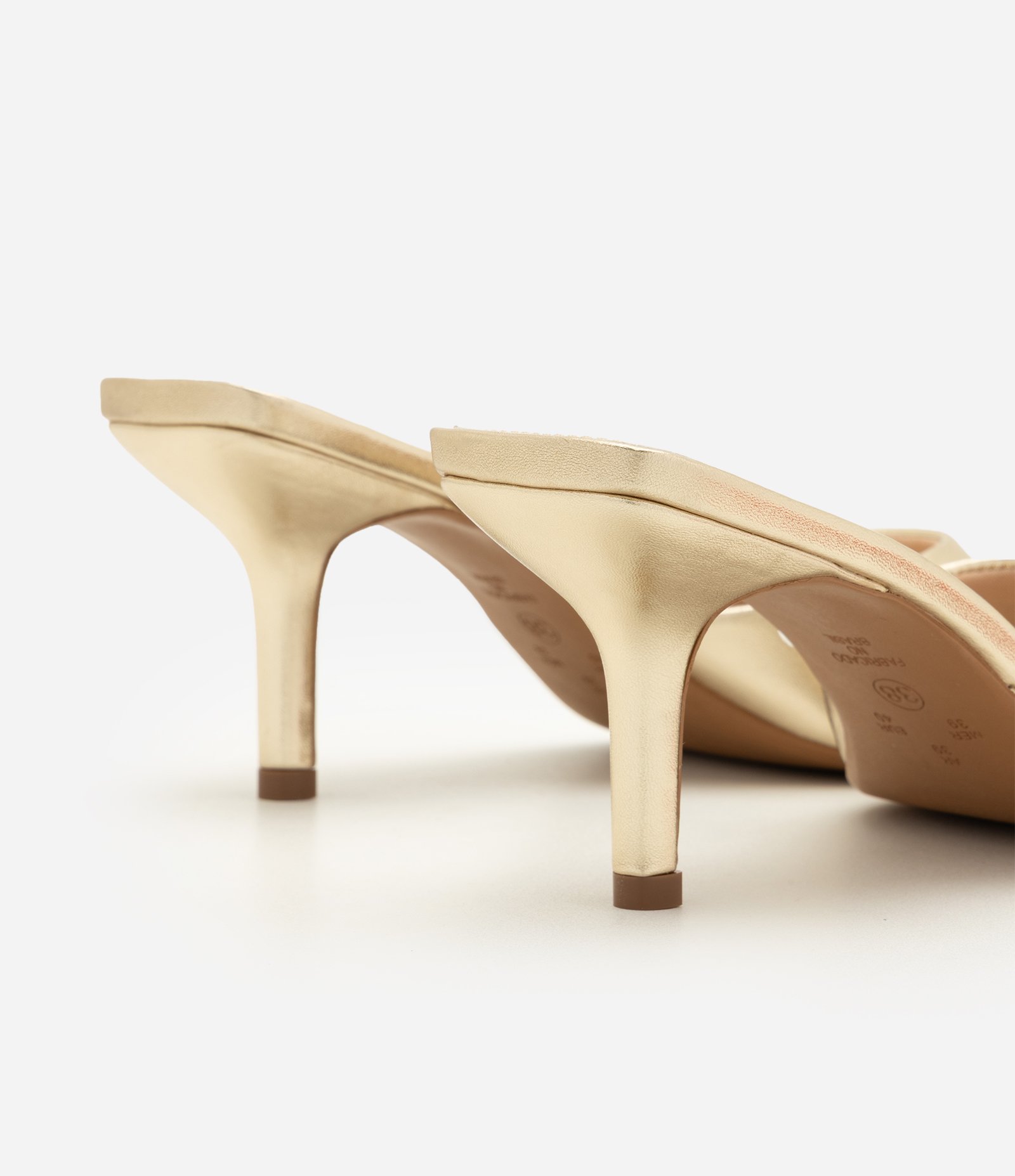 Sandália Mule em PU com Bico Folha Dourado 3