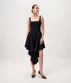 Vestido Midi Alfaiatado com Babados Estruturados e Barra Assimétrica