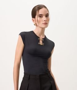 Blusa em Microfibra com Alamares no Decote