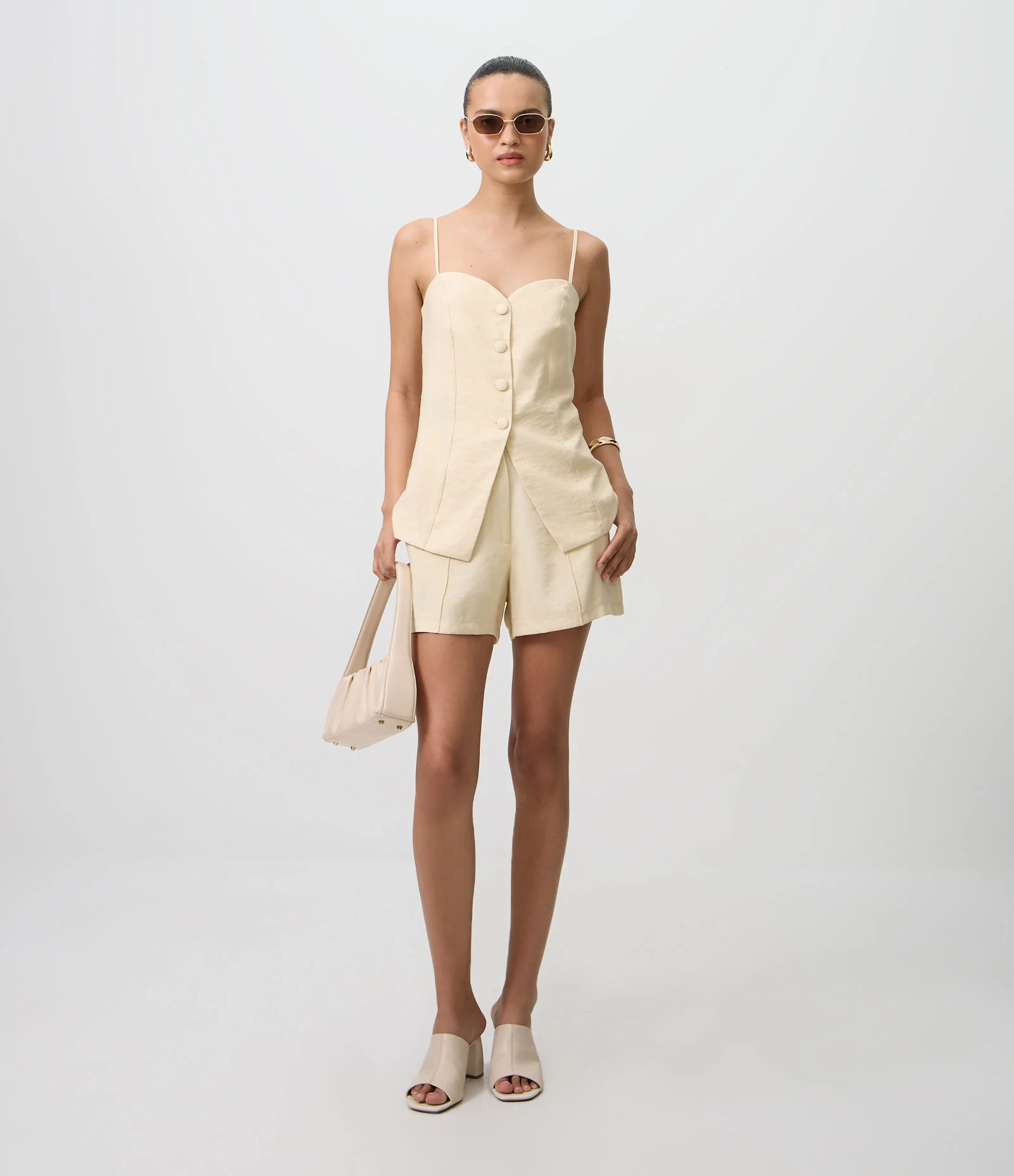 Blusa em Viscose com Decote Coração e Botões Frontais Bege 2