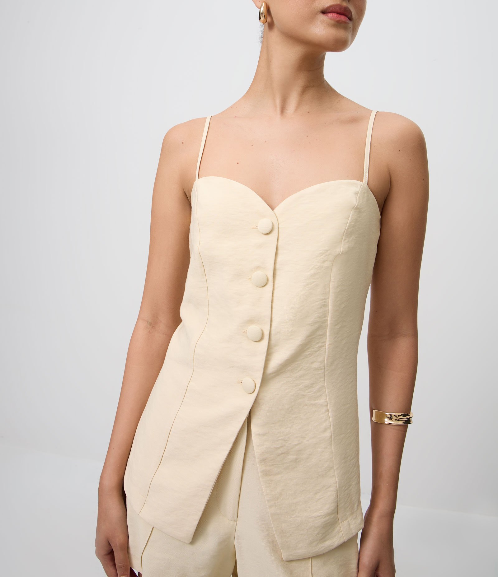 Blusa em Viscose com Decote Coração e Botões Frontais Bege 3