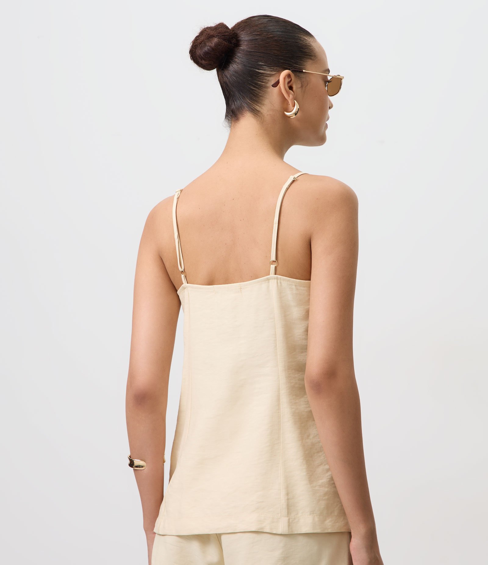 Blusa em Viscose com Decote Coração e Botões Frontais Bege 4