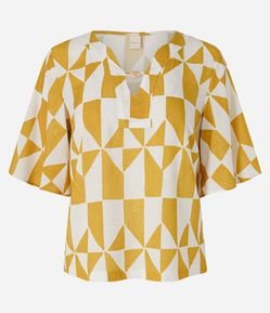 Blusa em Viscose com Estampa Geométrica e Aviamento no Decote