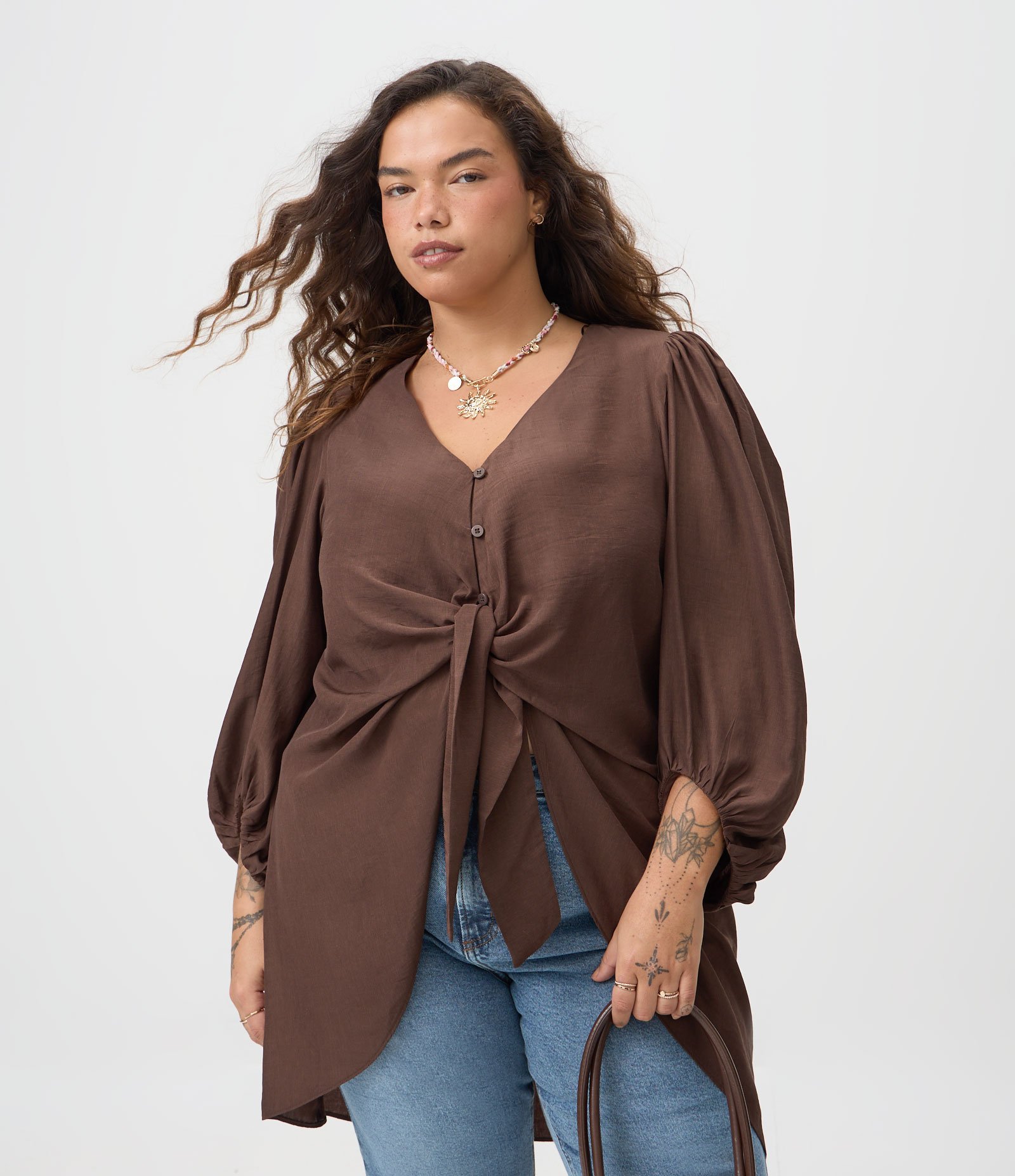 Blusa Mullet Crepe com Amarração Frontal Curve & Plus Size Marrom 1
