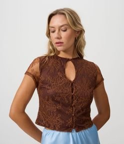 Blusa Floral em Renda com Decote Oriental e Fechamento Frontal