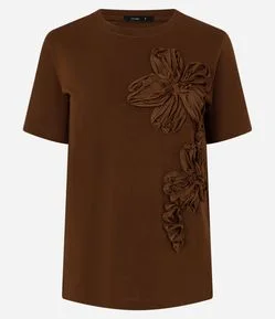 Camiseta em Algodão com Flores Aplicadas em Chiffon