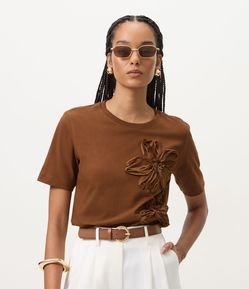 Camiseta em Algodão com Flores Aplicadas em Chiffon