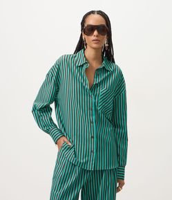 Camisa em Viscose Listrada com Botão nas Costas