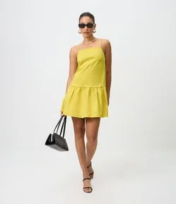 Vestido Curto com Alças Finas e Babado na Barra